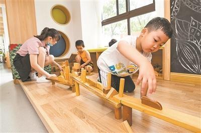 南京市江宁区天景山第一幼儿园的孩子在建构区游戏。 曾威 摄