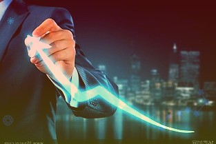 全网首创！罗永浩团队邀请手语老师同步翻译：方便听障人士购物手语老师一边翻译